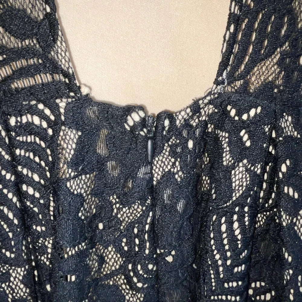 Lace detail open back dress - Picture 4 of 4